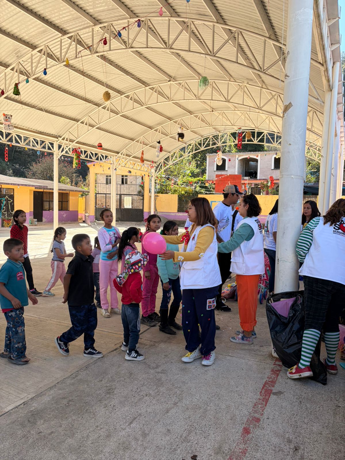 Visita de apoyo y donaciones en escuela de escaso recurso