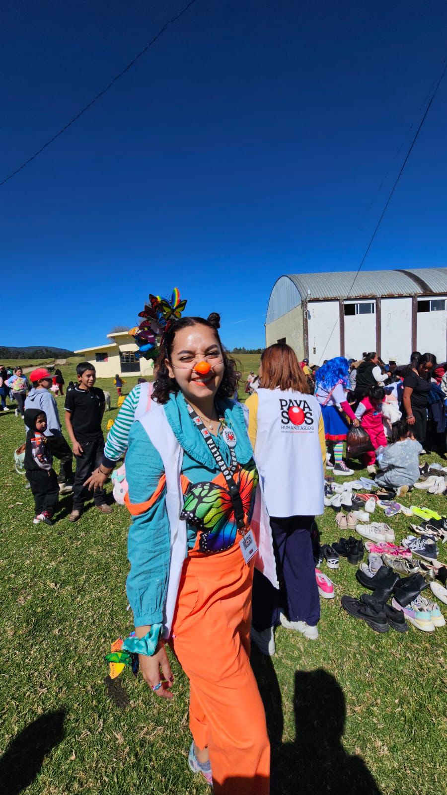 Actividad recreativa y de apoyo con payasos humanitarios en comunidad